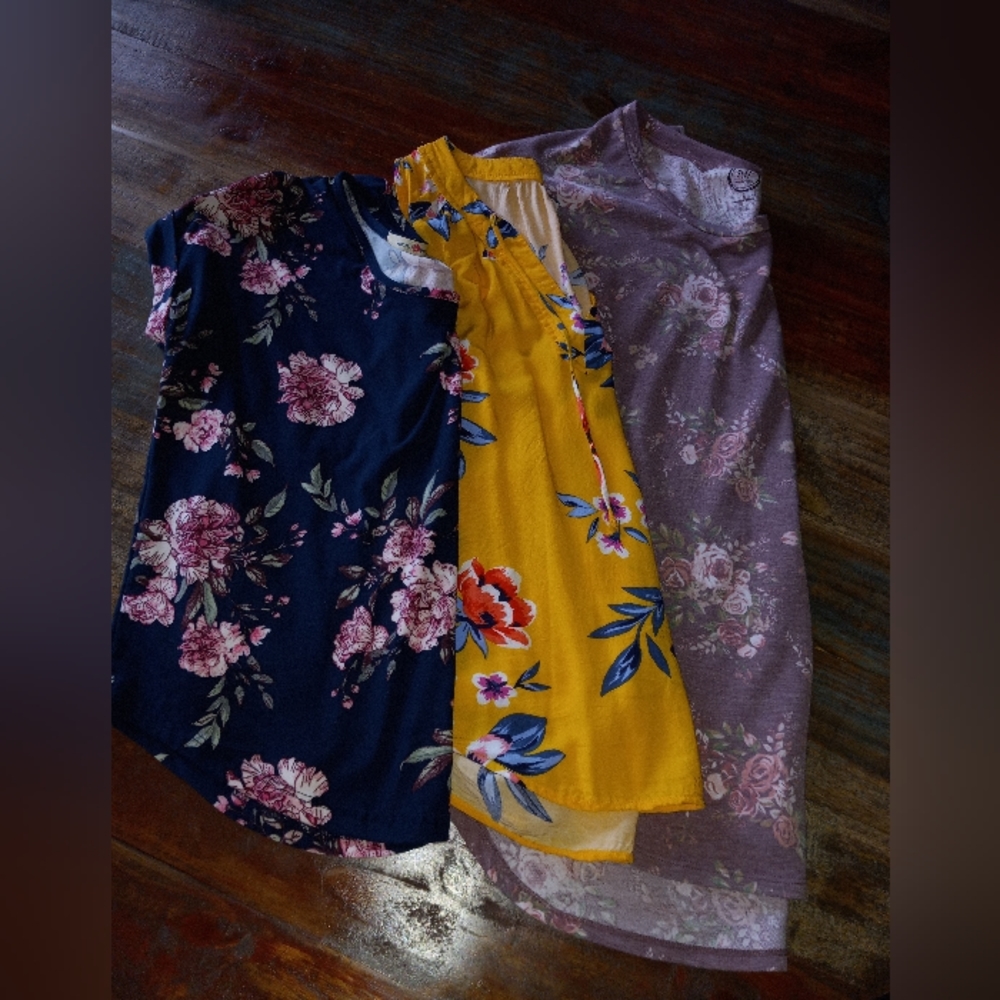3 FLORAL Tops - Picture 2 of 4